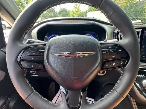 Used 2025 Chrysler Pacifica Limited FWD image 34