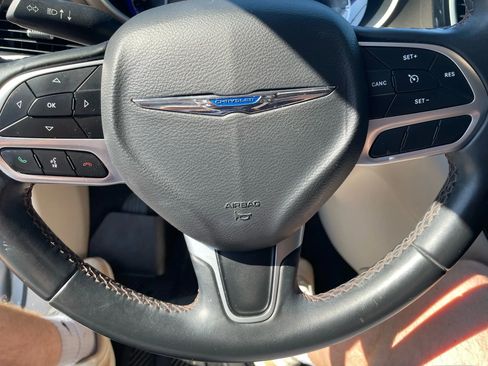 Used 2017 Chrysler Pacifica Touring-L FWD image 14