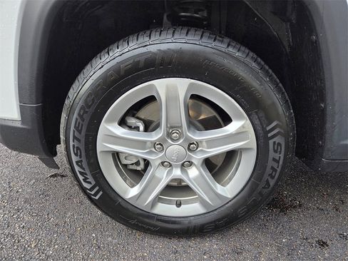 Used 2024 Jeep Compass Latitude image 25