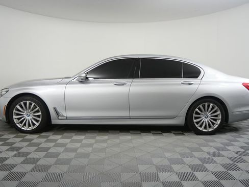 Used 2017 BMW 740i image 6
