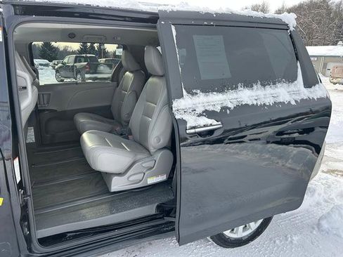 Used 2017 Toyota Sienna XLE image 9