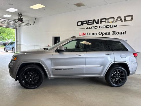 Used 2020 Jeep Grand Cherokee Altitude AWD/4WD image 4