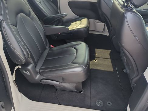 Used 2023 Chrysler Pacifica Touring-L FWD image 45