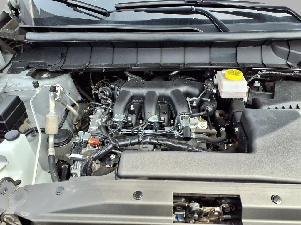 Used 2025 Nissan Pathfinder SL FWD image 3