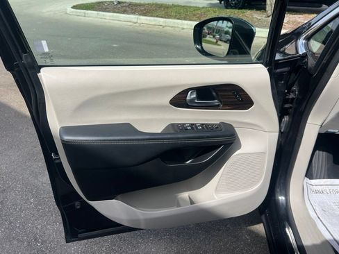 Certified 2023 Chrysler Pacifica Limited FWD image 28