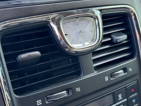 Used 2013 Chrysler Town & Country Touring image 17