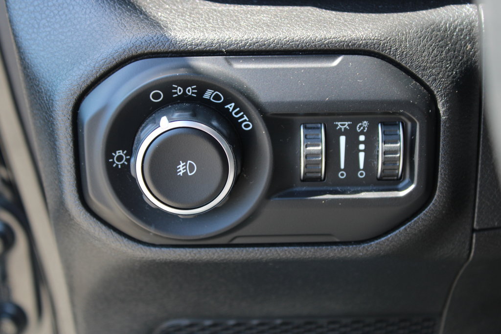 Used 2018 Jeep Wrangler Unlimited Sahara AWD/4WD image 27