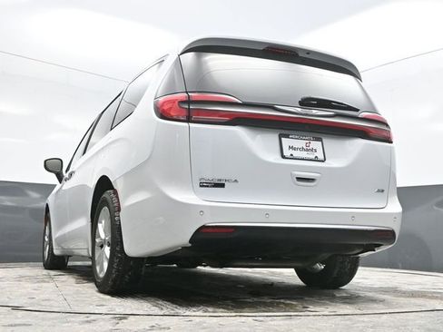 Used 2023 Chrysler Pacifica Touring-L image 37
