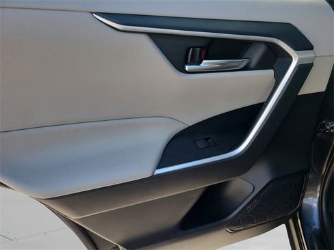 Used 2021 Toyota RAV4 XLE w/ Convenience Package image 20