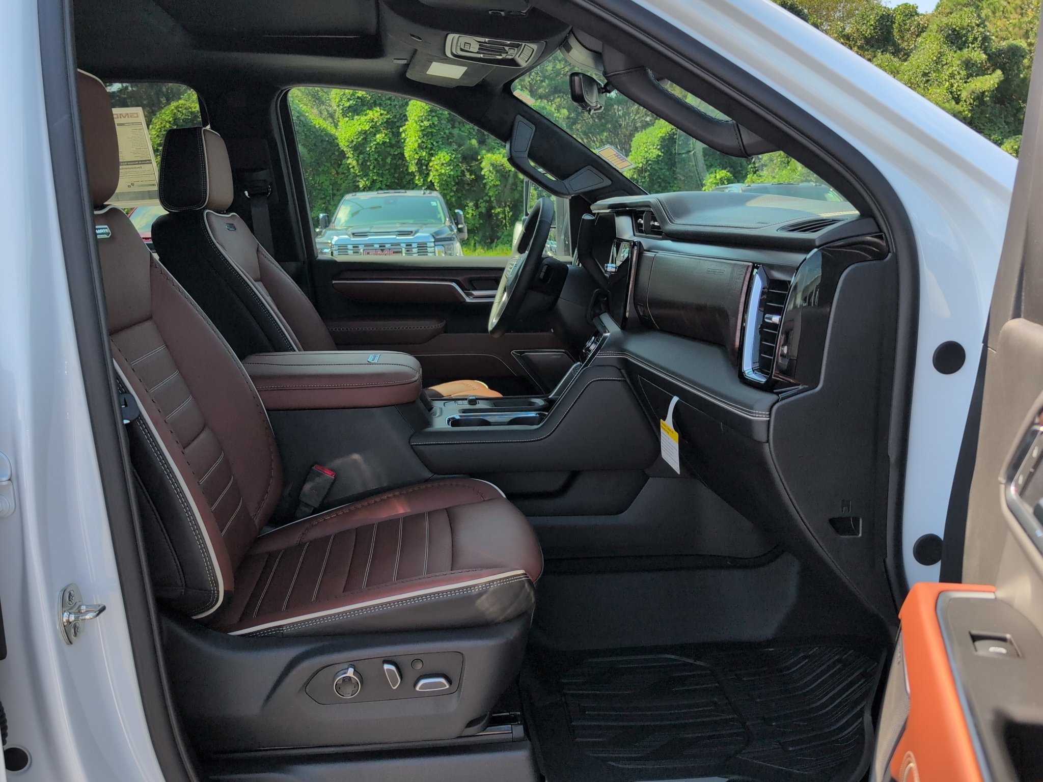 New 2026 GMC Sierra 3500 Denali Ultimate w/ LPO, Black Badging Package AWD/4WD image 36
