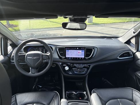 Certified 2025 Chrysler Pacifica Limited FWD image 21