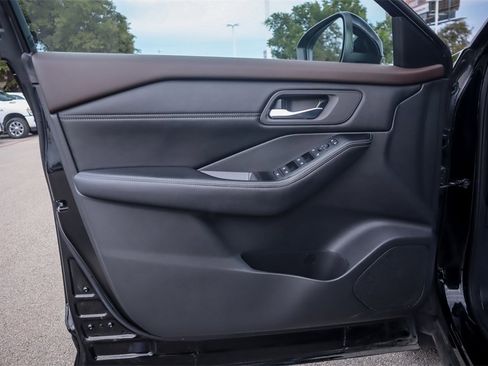 Used 2022 Nissan Rogue SV w/ SV Premium Package image 21