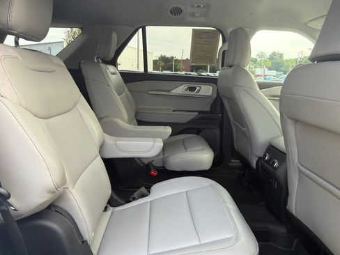 Used 2025 Ford Explorer Active w/ Active Comfort Package RWD image 15