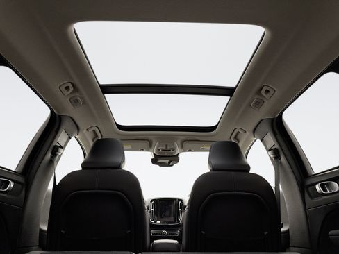 Used 2025 Volvo XC40 B5 Core image 18