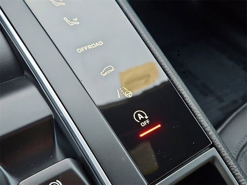 Certified 2025 Porsche Macan image 19