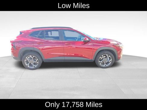 Used 2025 Chevrolet Trax LT w/ Driver Confidence Package FWD image 2