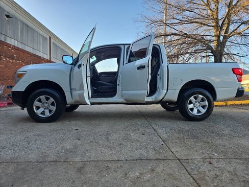 Used 2017 Nissan Titan S image 4