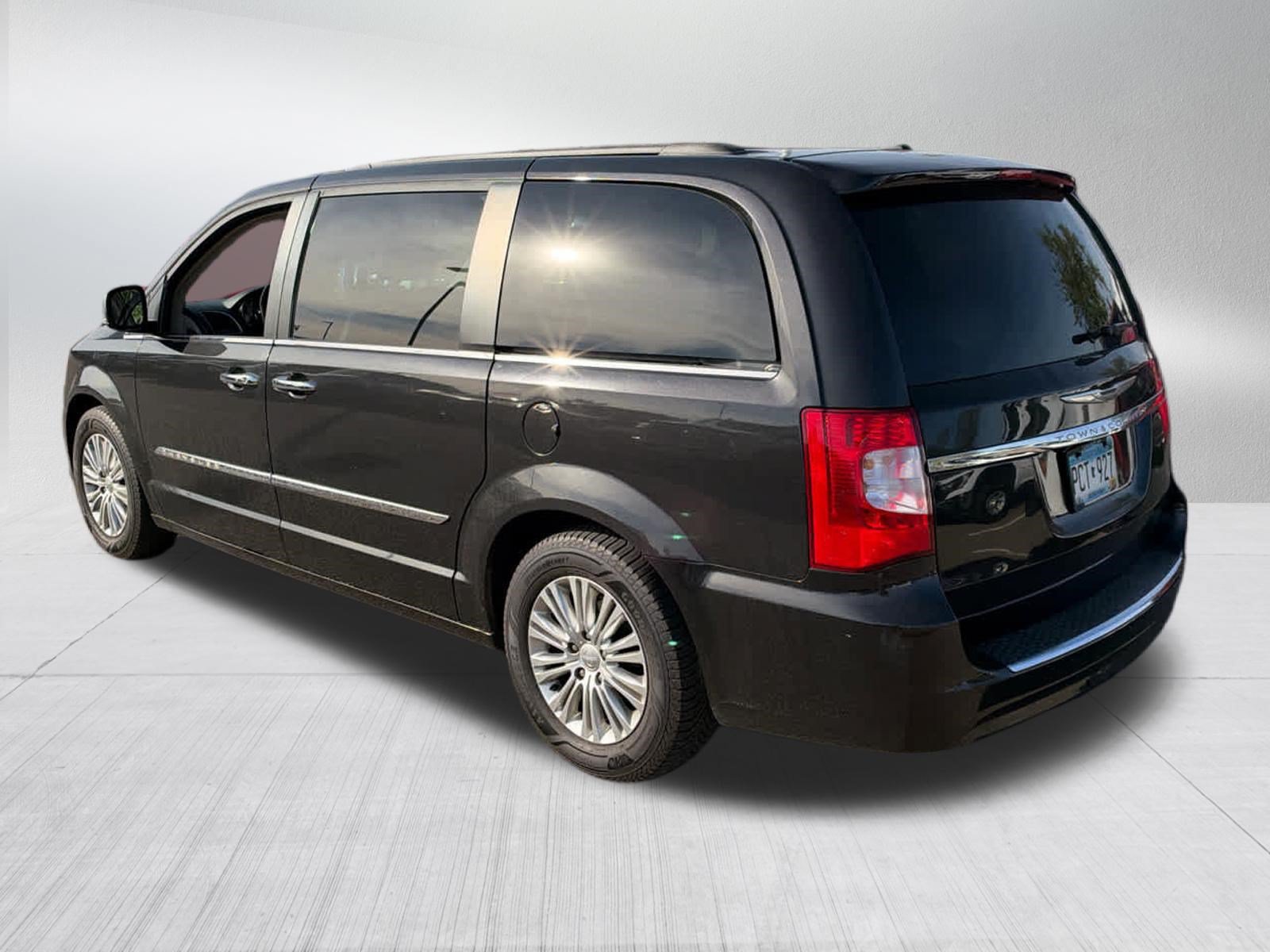 Used 2015 Chrysler Town & Country Touring-L w/ Driver Convenience Group FWD image 5