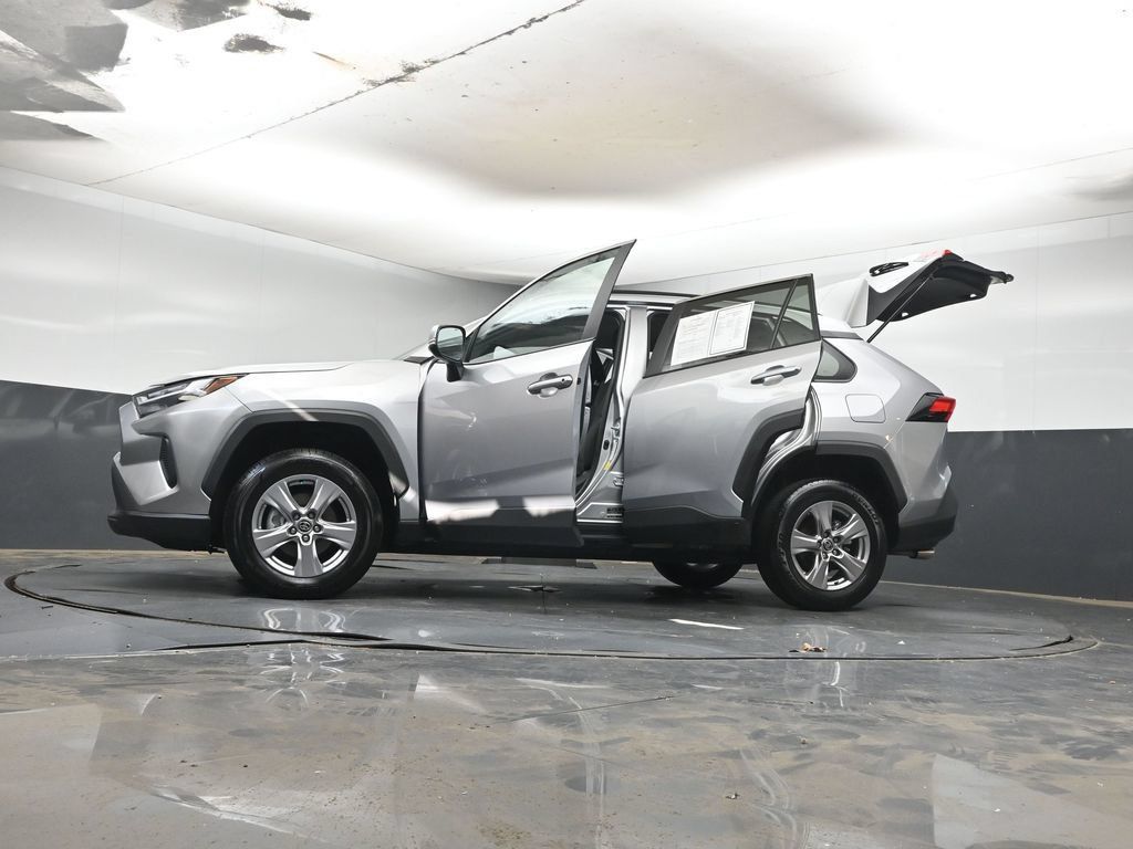 Used 2025 Toyota RAV4 XLE FWD image 40