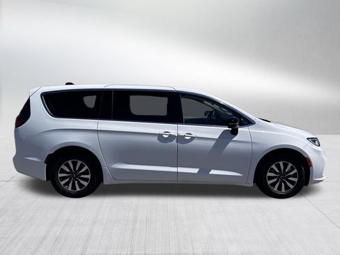 Used 2024 Chrysler Pacifica Limited FWD image 8