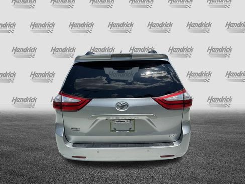 Used 2019 Toyota Sienna XLE w/ XLE Navigation Package FWD image 9