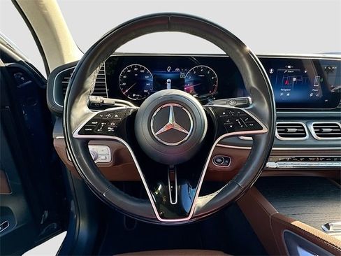 Used 2024 Mercedes-Benz GLS 580 4MATIC image 11
