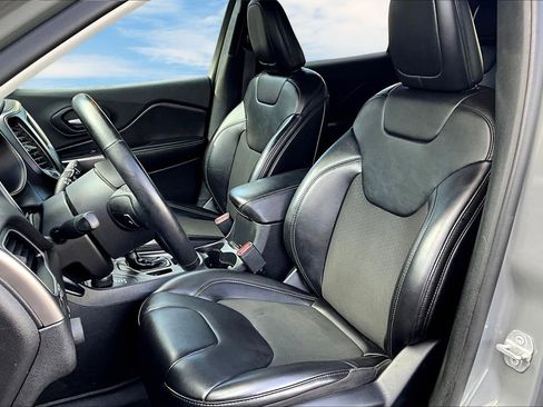 Used 2019 Jeep Cherokee Latitude Plus w/ Cold Weather Group image 13