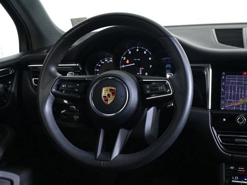 Certified 2025 Porsche Macan image 12