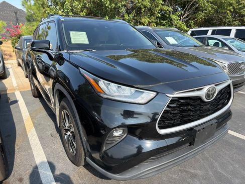 Used 2020 Toyota Highlander XLE AWD/4WD image 2