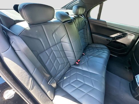 Used 2024 BMW 750e xDrive image 29