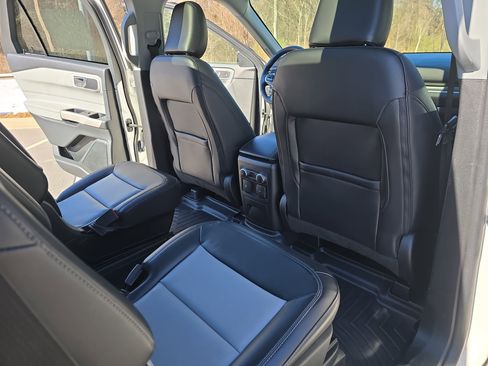 Used 2022 Ford Explorer XLT w/ Equipment Group 202A image 11