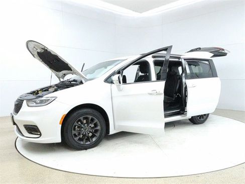 Used 2021 Chrysler Pacifica Touring w/ S Appearance Package image 10