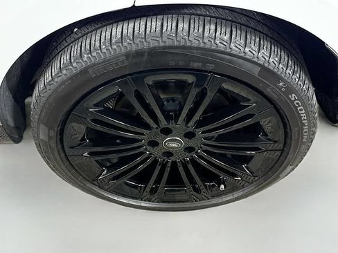 Certified 2025 Land Rover Range Rover SE AWD/4WD image 33
