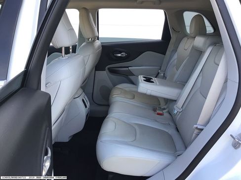 Used 2019 Jeep Cherokee Overland w/ Technology Group FWD image 8