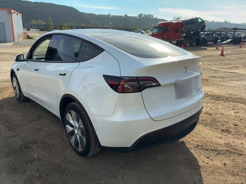 Used 2021 Tesla Model Y Long Range image 3
