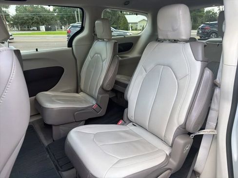 Used 2018 Chrysler Pacifica Touring-L FWD image 13