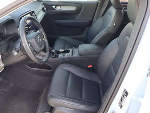 Used 2025 Volvo XC40 B5 Core image 16