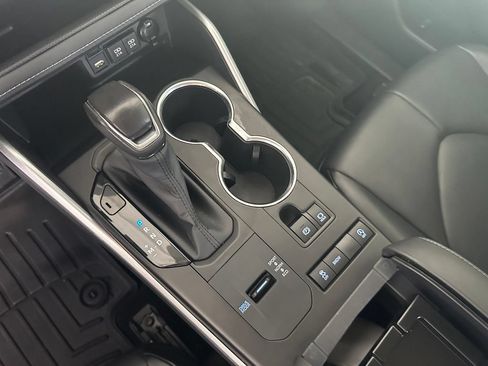 Used 2020 Toyota Highlander XLE FWD image 27