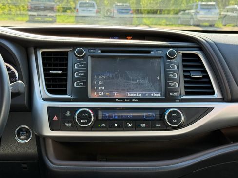 Used 2016 Toyota Highlander XLE AWD/4WD image 13