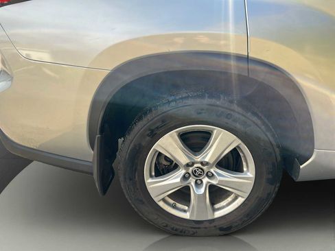 Used 2022 Toyota Highlander LE image 27