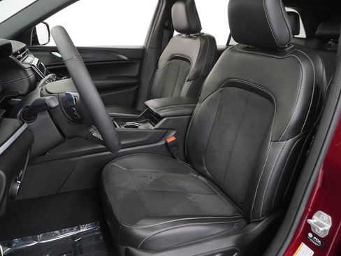 Certified 2025 Jeep Grand Cherokee Altitude image 16