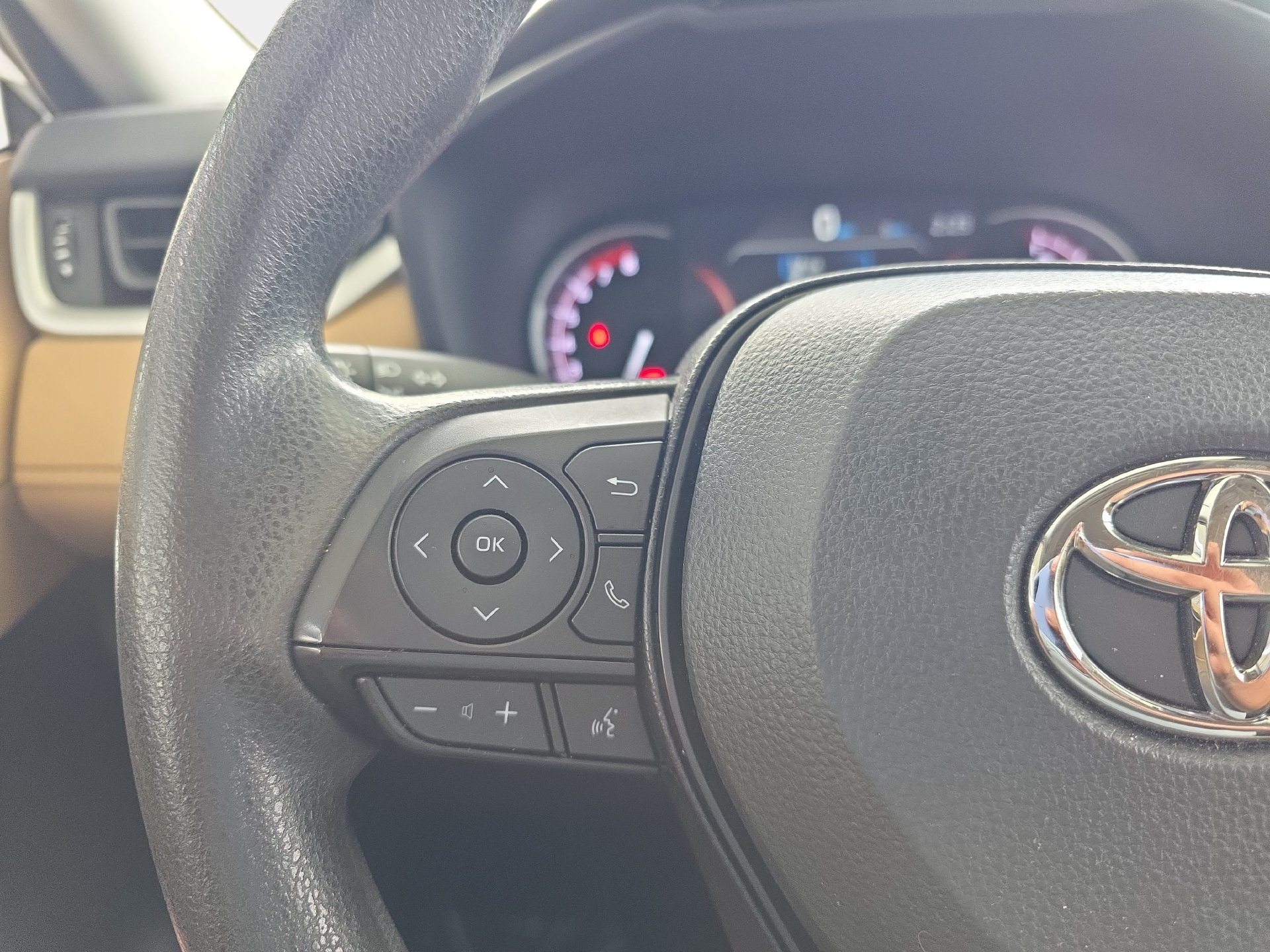 Used 2023 Toyota RAV4 XLE w/ Convenience Package FWD image 17