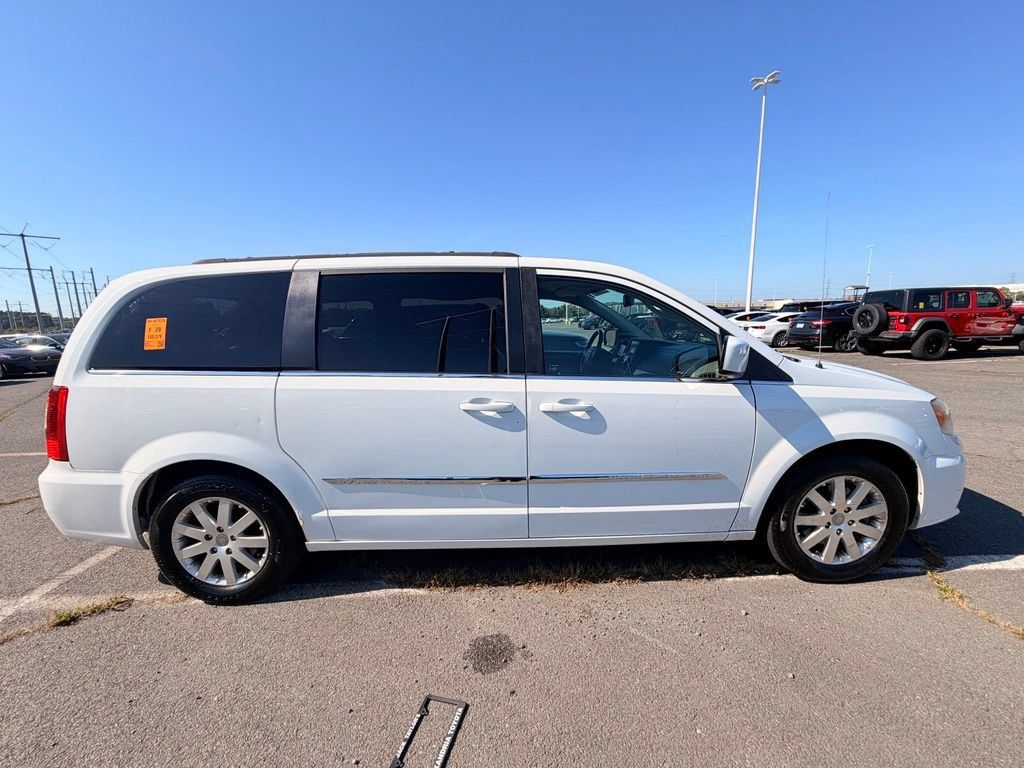 Used 2014 Chrysler Town & Country Touring FWD image 6