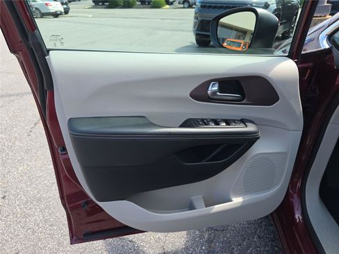 Used 2023 Chrysler Voyager LX FWD image 16