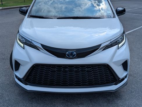 Used 2023 Toyota Sienna XSE AWD/4WD image 12