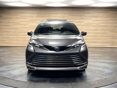 Used 2025 Toyota Sienna Platinum image 22