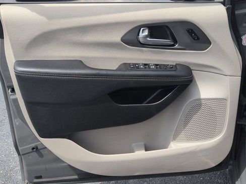 Used 2023 Chrysler Pacifica Touring-L image 11