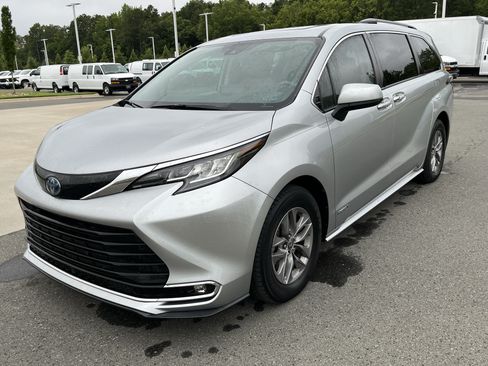 Used 2021 Toyota Sienna XLE FWD image 5