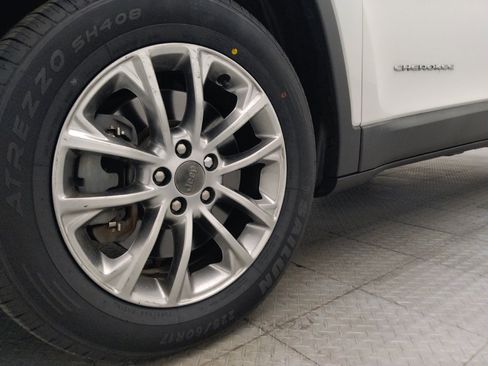 Used 2019 Jeep Cherokee Latitude Plus FWD image 31