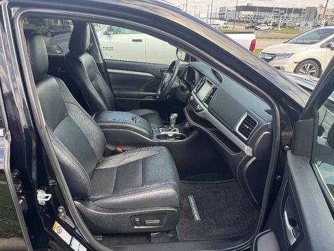 Used 2018 Toyota Highlander XLE AWD/4WD image 16